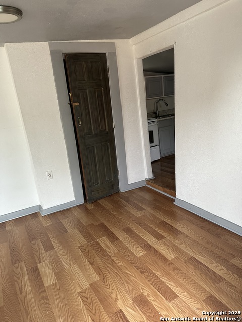 Image 4 of 26 For 809 Kayton Ave