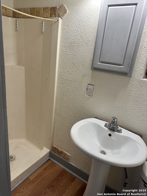 Image 5 of 26 For 809 Kayton Ave