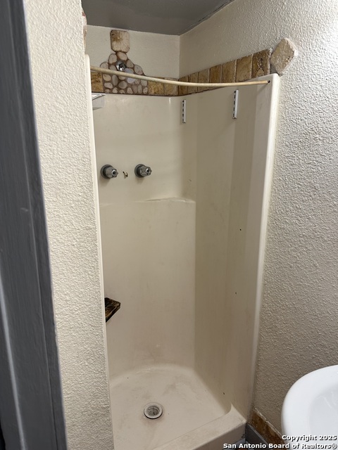 Image 6 of 26 For 809 Kayton Ave