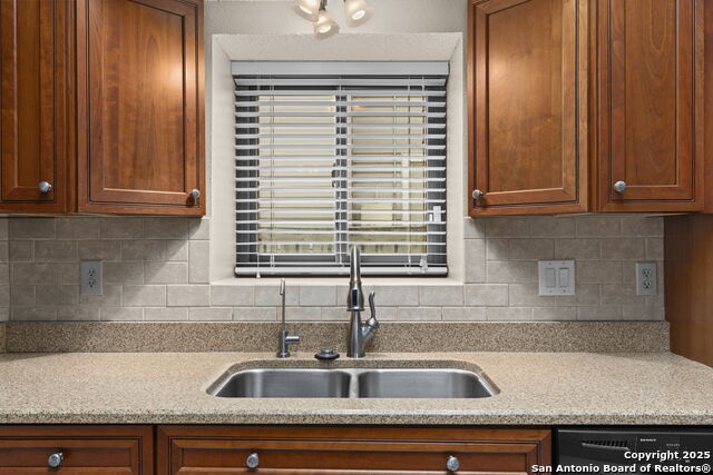 Listing photo id 15 for 9038 Deer Park