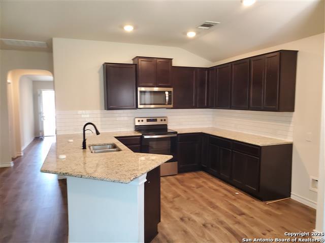 Image 5 of 15 For 704 Red River