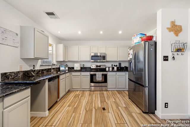 Image 10 of 34 For 272 Goliad Dr