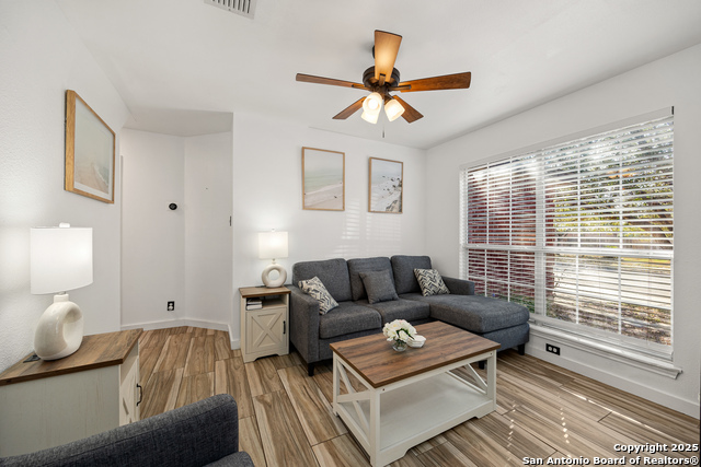 Image 5 of 34 For 272 Goliad Dr