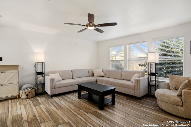 Image 7 of 34 For 272 Goliad Dr