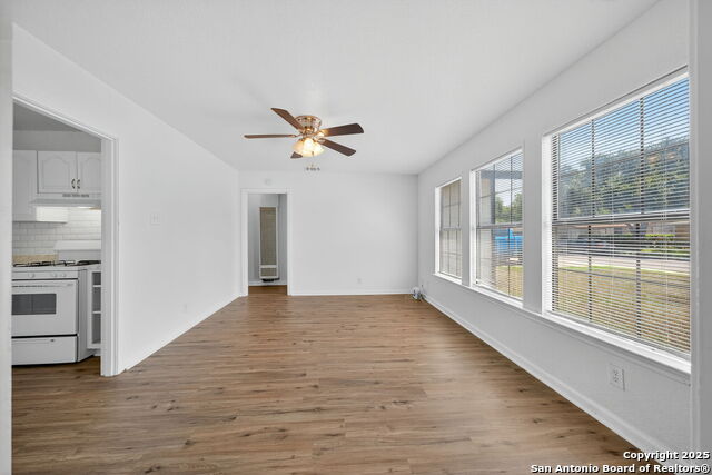 Image 3 of 23 For 243 Jewell St W