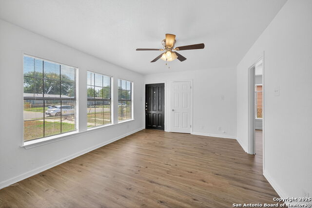 Image 4 of 23 For 243 Jewell St W