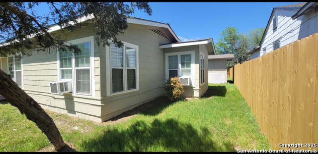Listing photo id 12 for 327 Bexar Dr