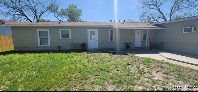 Listing photo id 0 for 327 Bexar Dr