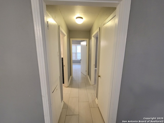 Listing photo id 7 for 327 Bexar Dr