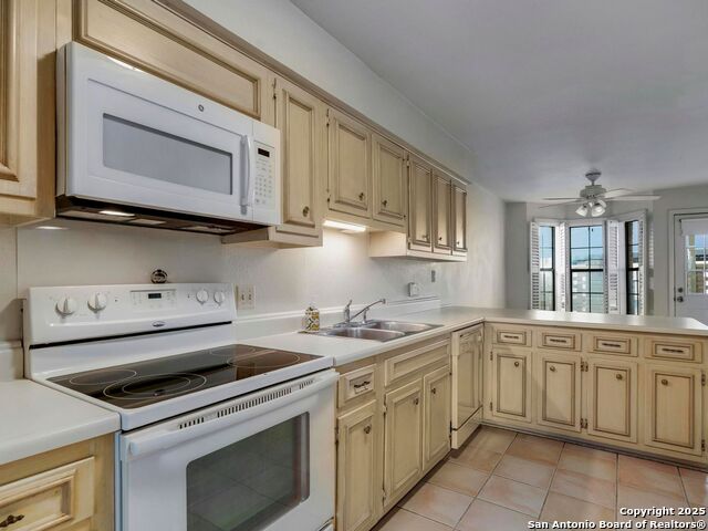 Listing photo id 13 for 2611 Eisenhauer Rd  901