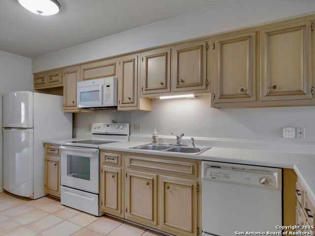 Listing photo id 14 for 2611 Eisenhauer Rd  901