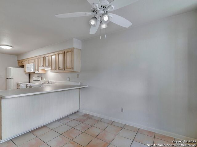 Listing photo id 16 for 2611 Eisenhauer Rd  901