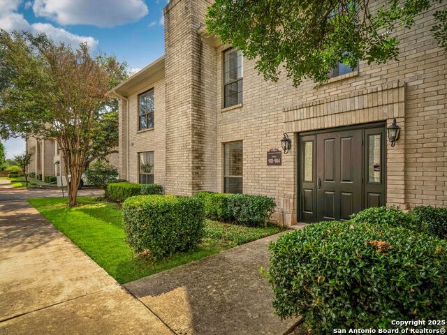 Listing photo id 0 for 2611 Eisenhauer Rd  901