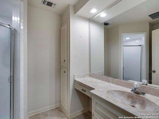 Listing photo id 18 for 2611 Eisenhauer Rd  901