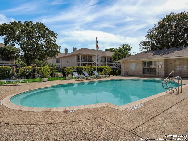 Listing photo id 31 for 2611 Eisenhauer Rd  901