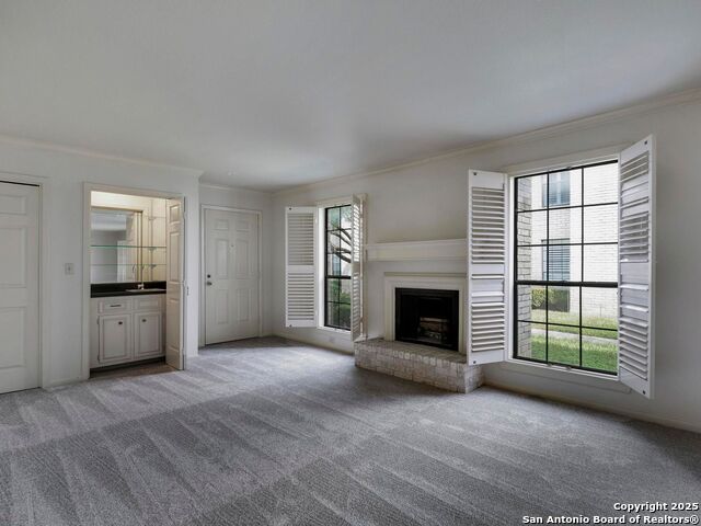 Listing photo id 3 for 2611 Eisenhauer Rd  901