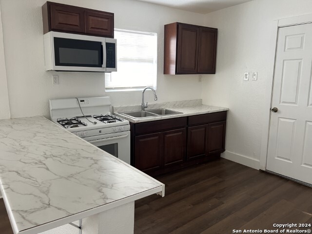 Listing photo id 1 for 3631 Salinas W