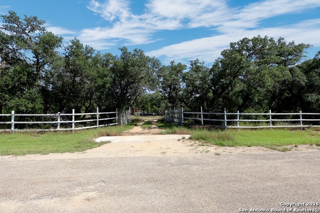 Details for 466 County Road 2471, Hondo, TX 78861