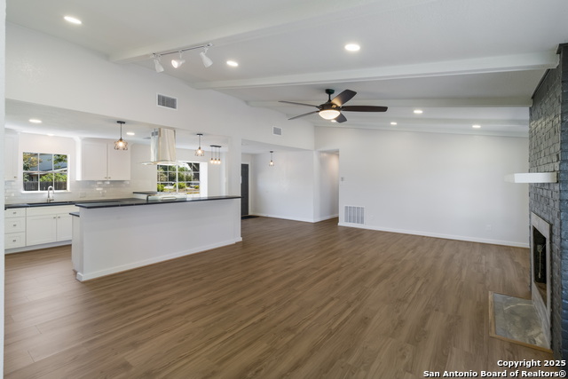 Listing photo id 8 for 1190 Hollyhock Ln