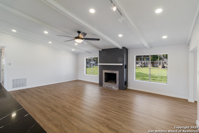 Listing photo id 9 for 1190 Hollyhock Ln