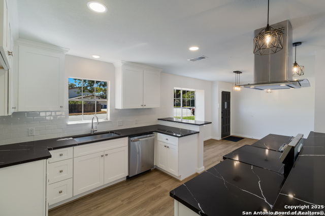 Listing photo id 10 for 1190 Hollyhock Ln