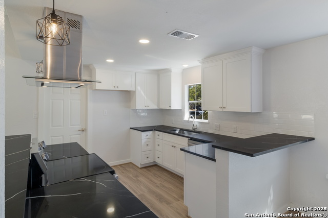 Listing photo id 11 for 1190 Hollyhock Ln