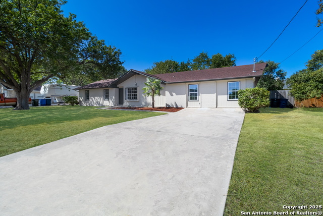 Listing photo id 2 for 1190 Hollyhock Ln