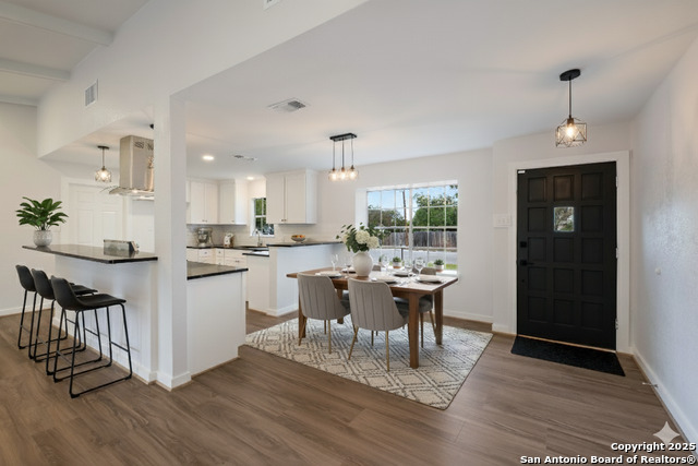 Listing photo id 3 for 1190 Hollyhock Ln
