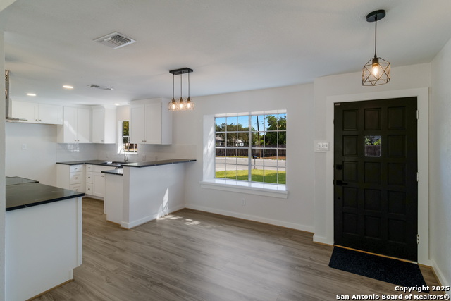Listing photo id 4 for 1190 Hollyhock Ln
