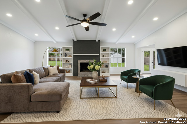 Listing photo id 5 for 1190 Hollyhock Ln