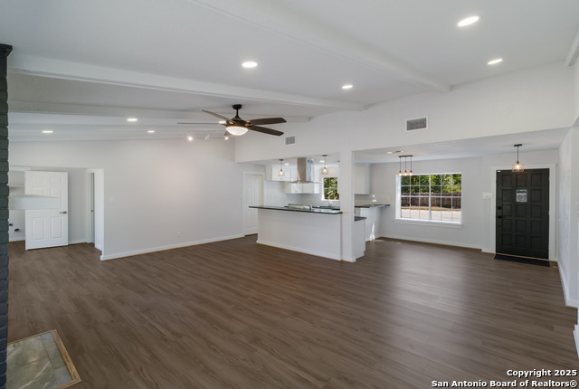 Listing photo id 7 for 1190 Hollyhock Ln