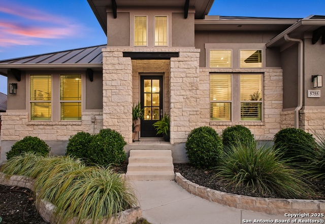 Listing photo id 1 for 5755 High Forest