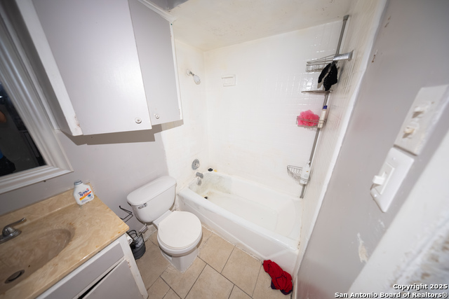 Listing photo id 8 for 170 De Chantle Apt 709