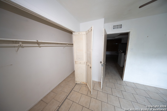 Listing photo id 11 for 170 De Chantle Apt 709