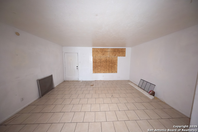 Listing photo id 13 for 170 De Chantle Apt 709