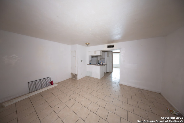 Listing photo id 0 for 170 De Chantle Apt 709