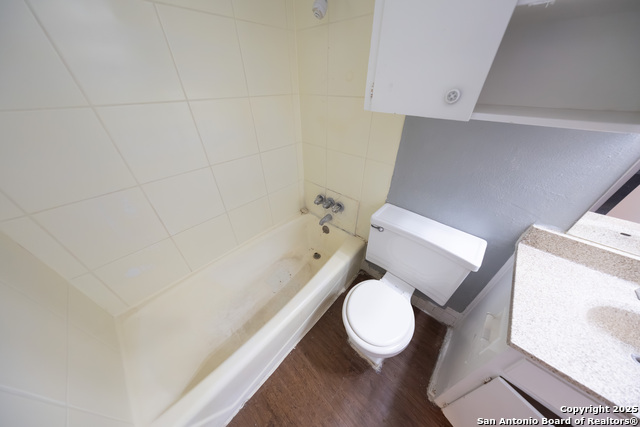 Listing photo id 21 for 170 De Chantle Apt 709