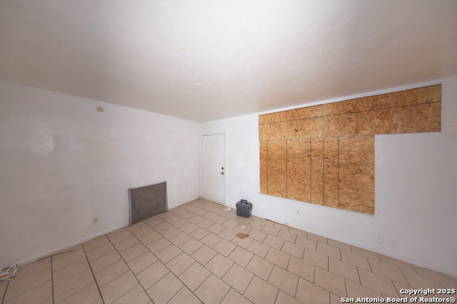 Listing photo id 2 for 170 De Chantle Apt 709