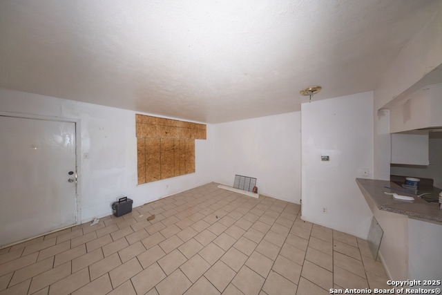 Listing photo id 3 for 170 De Chantle Apt 709
