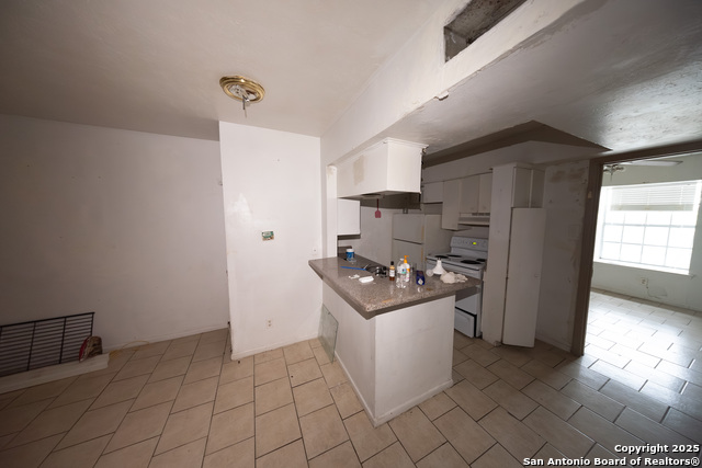 Listing photo id 4 for 170 De Chantle Apt 709