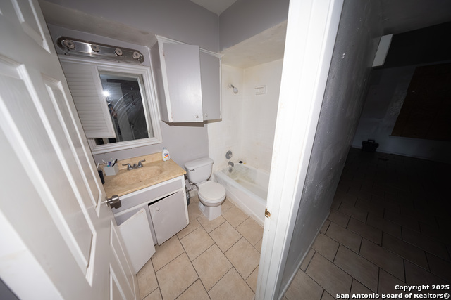Listing photo id 7 for 170 De Chantle Apt 709