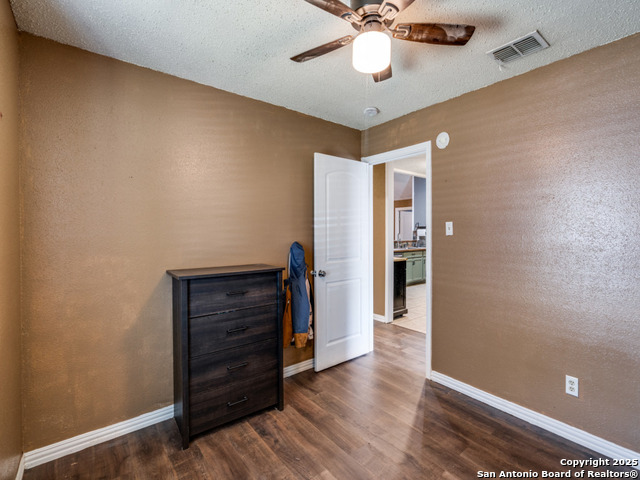 Listing photo id 11 for 6402 Forest Vlg