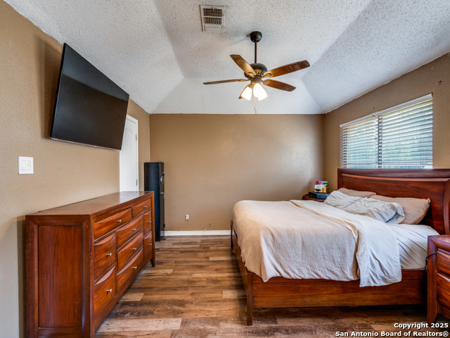 Listing photo id 12 for 6402 Forest Vlg