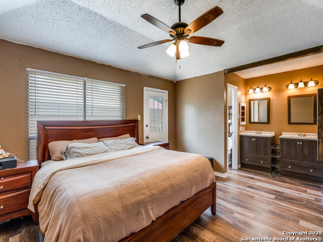 Listing photo id 13 for 6402 Forest Vlg