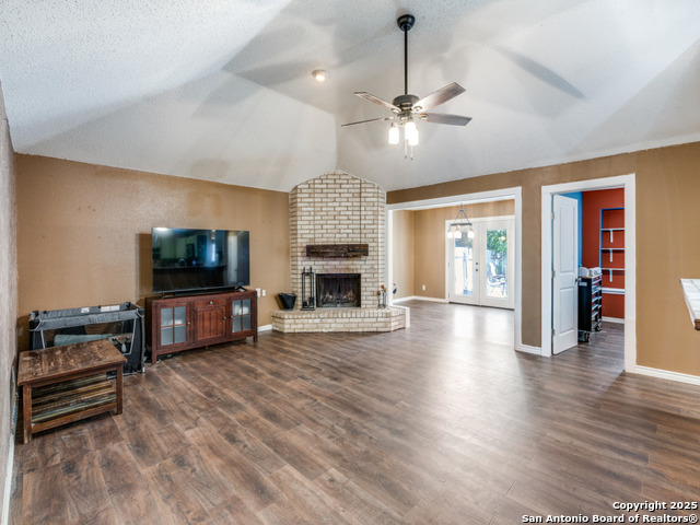 Listing photo id 2 for 6402 Forest Vlg