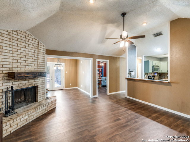 Listing photo id 4 for 6402 Forest Vlg