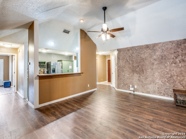 Listing photo id 5 for 6402 Forest Vlg