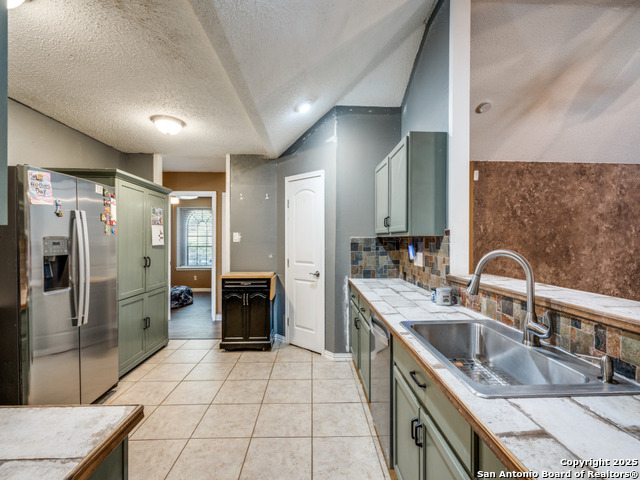 Listing photo id 6 for 6402 Forest Vlg