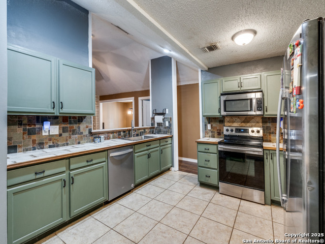 Listing photo id 7 for 6402 Forest Vlg