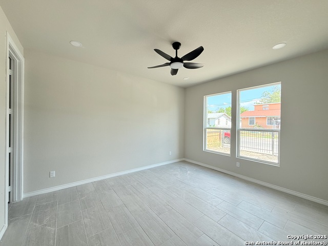 Listing photo id 3 for 3123 Neptune St